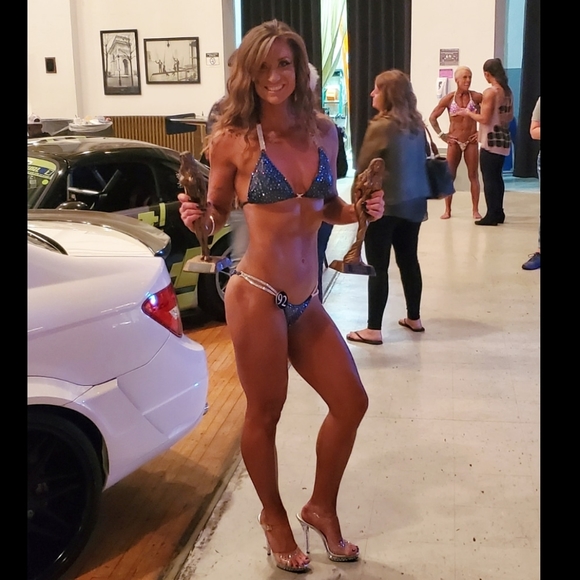 Beautiful comp suit - Picture 5 of 6